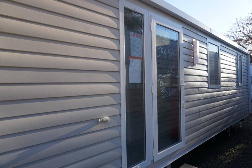 Fa&ccedil;ade avant du mobil home neuf 2 chambres IRM Azal&eacute;e 2021