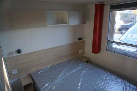 Chambre parentale du mobil home neuf 2 chambres IRM Azal&eacute;e 2021