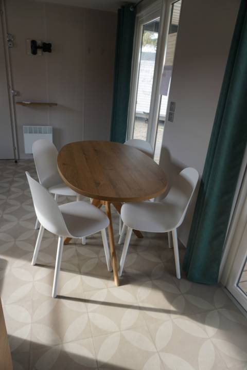 Table et chaises du mobil home neuf 2022 2 chambres O'Hara 844