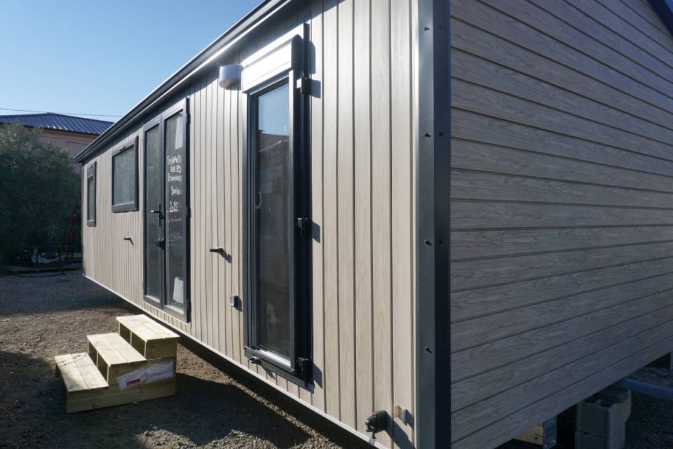Fa&ccedil;ade avant du mobil home neuf 2 chambres TRIGANO Evo 35 2022