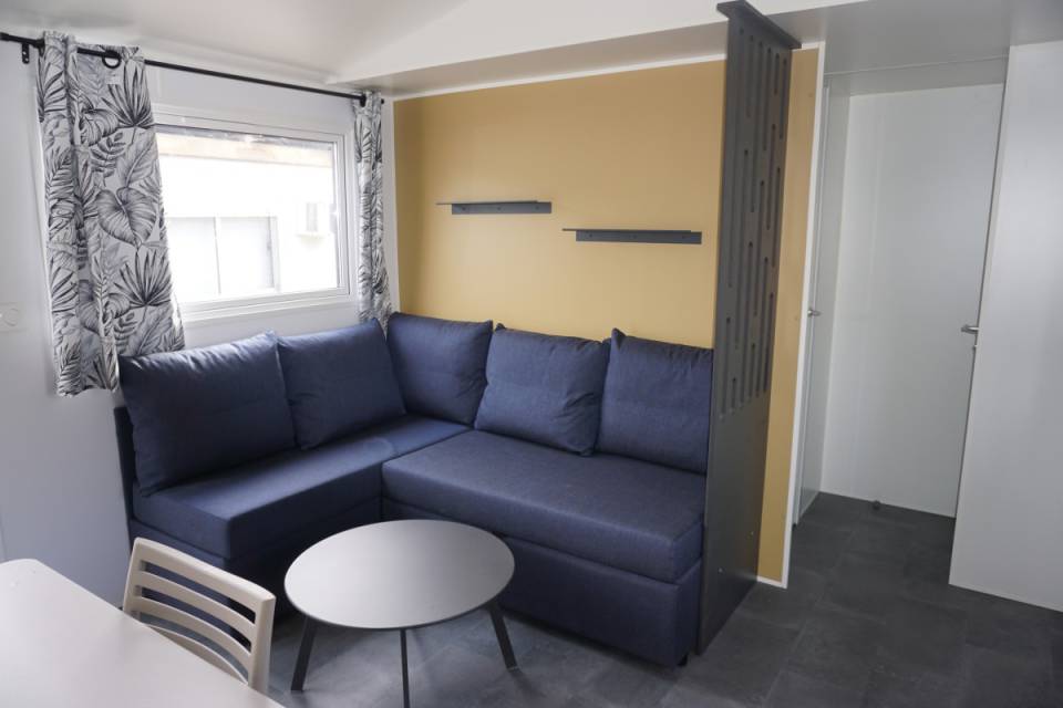 Pi&egrave;ce &agrave; vivre du mobil home neuf 2 chambres TRIGANO Evo 35 2022