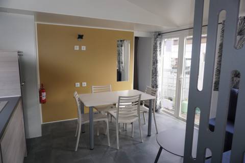 Pi&egrave;ce &agrave; vivre du mobil home neuf 2 chambres TRIGANO Evo 35 2022