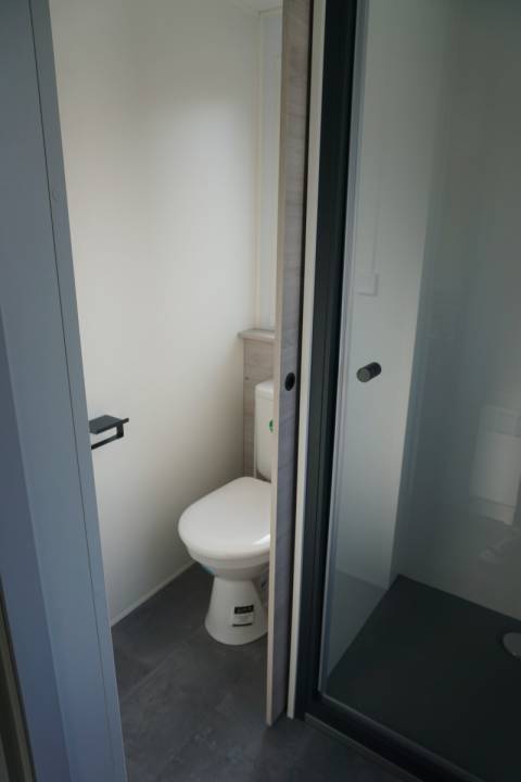 Toilette salle d'eau ind&eacute;pendante du mobil home neuf 2 chambres TRIGANO Evo 35 2022