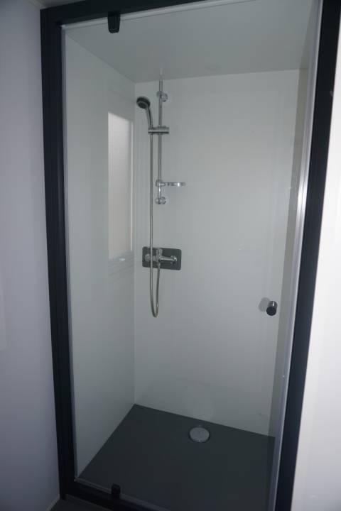 Cabine de douche salle d'eau parentale du mobil home neuf 2 chambres TRIGANO Evo 35 2022