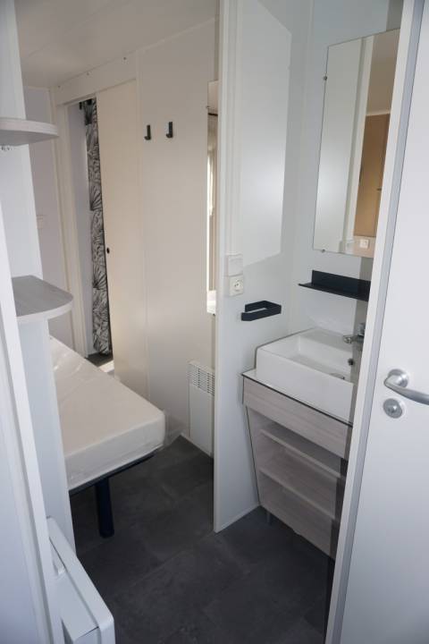 Salle d'eau de la chambre parentale du mobil home neuf 2 chambres TRIGANO Evo 35 2022
