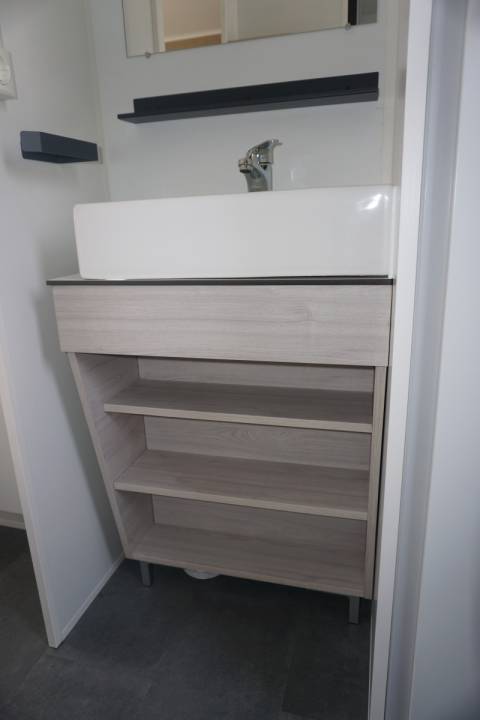 Meuble vasque de la salle d'eau de la chambre parentale du mobil home neuf 2 chambres TRIGANO Evo 35