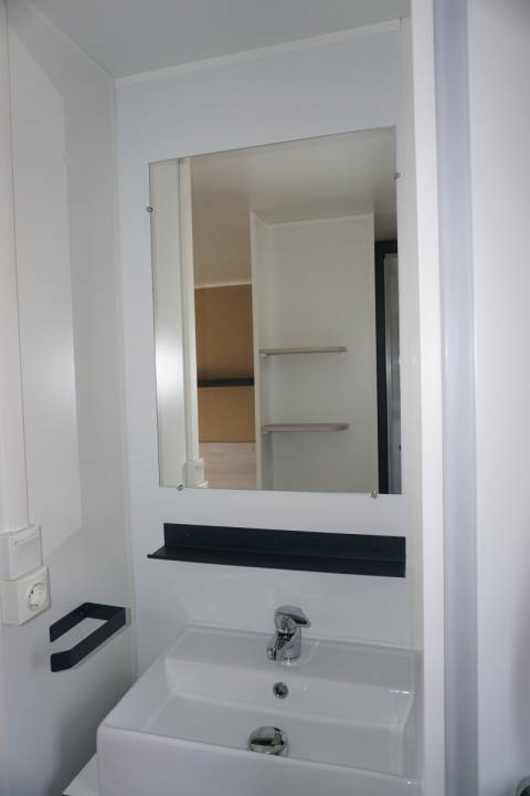 Meuble vasque de la salle d'eau de la chambre parentale du mobil home neuf 2 chambres TRIGANO Evo 35