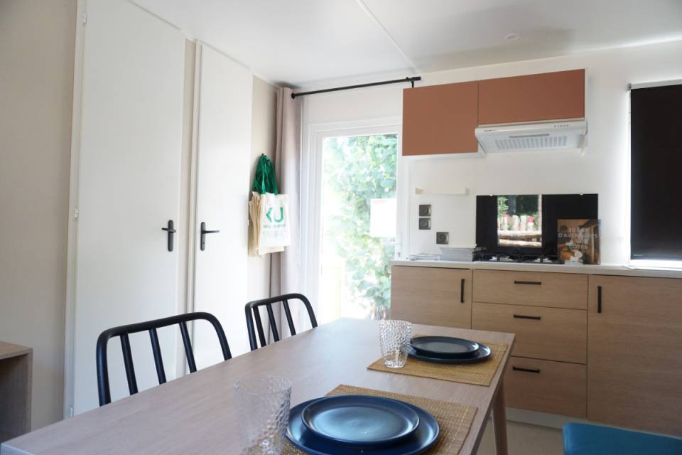 Pi&egrave;ce &agrave; vivre du mobil home neuf IRM Super Mercure 2022 sur parcelle en camping