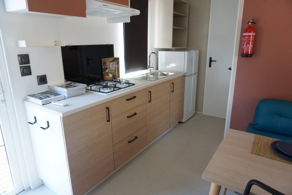 Cuisine du mobil home neuf IRM Super Mercure 2022 sur parcelle en camping
