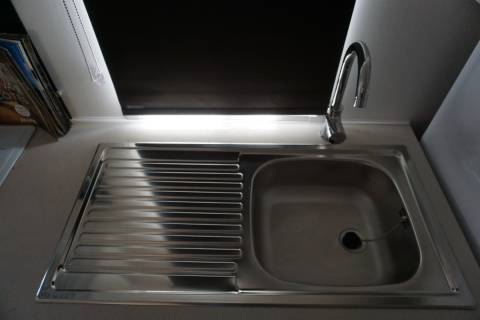 Evier inox du mobil home neuf IRM Super Mercure 2022 sur parcelle en camping