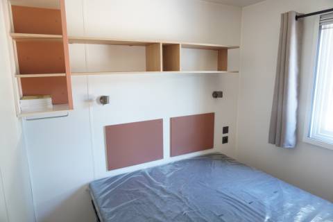 Chambre parentale du mobil home neuf IRM Super Mercure 2022 sur parcelle en camping