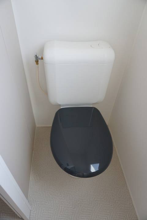 WC du mobil home neuf IRM Super Mercure 2022 sur parcelle en camping