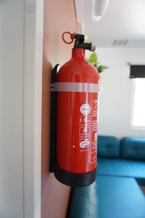 Extincteur du mobil home neuf IRM Super Mercure 2022 sur parcelle en camping