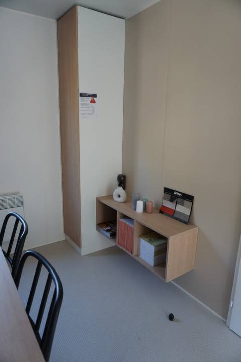 Meuble tv du mobil home neuf IRM Super Mercure 2022 sur parcelle en camping