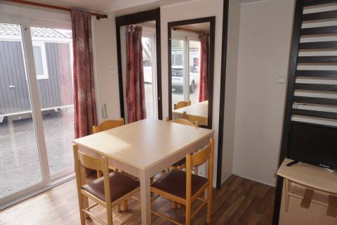 Pi&egrave;ce &agrave; vivre du mobil home occasion 2 chambres IRM Riviera 2007