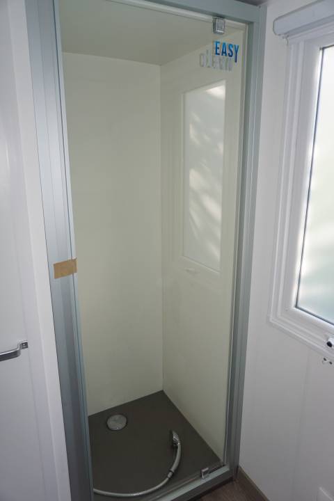 Cabine de douche de la salle de bain du mobil home résidentiel IRM Luminosa 2019 - 3 chambres