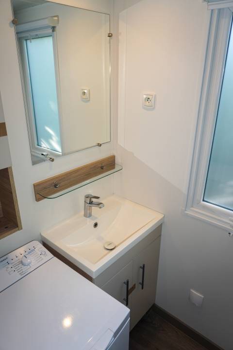 Salle de bain du mobil home résidentiel IRM Luminosa 2019 - 3 chambres