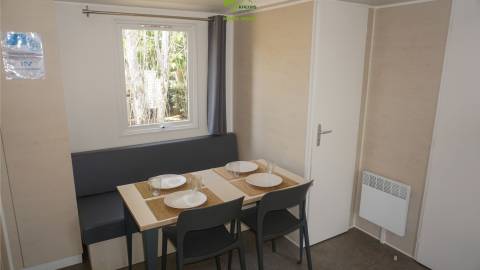 Salon et espace repas du mobil home IRM Super Mercure Riviera 2020 - 2 chambres