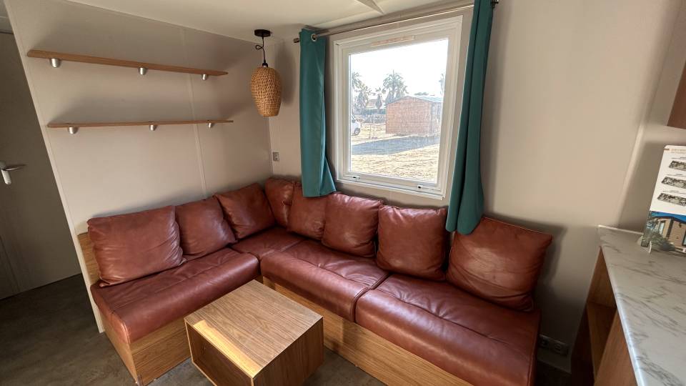 Salon du mobil home IRM HABITAT Violette 2024 - 3 chambres