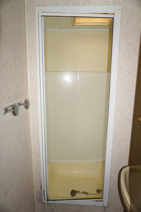 Salle de bain du mobil home BK BLUEBIRD Conquest 2003 - 3 chambres