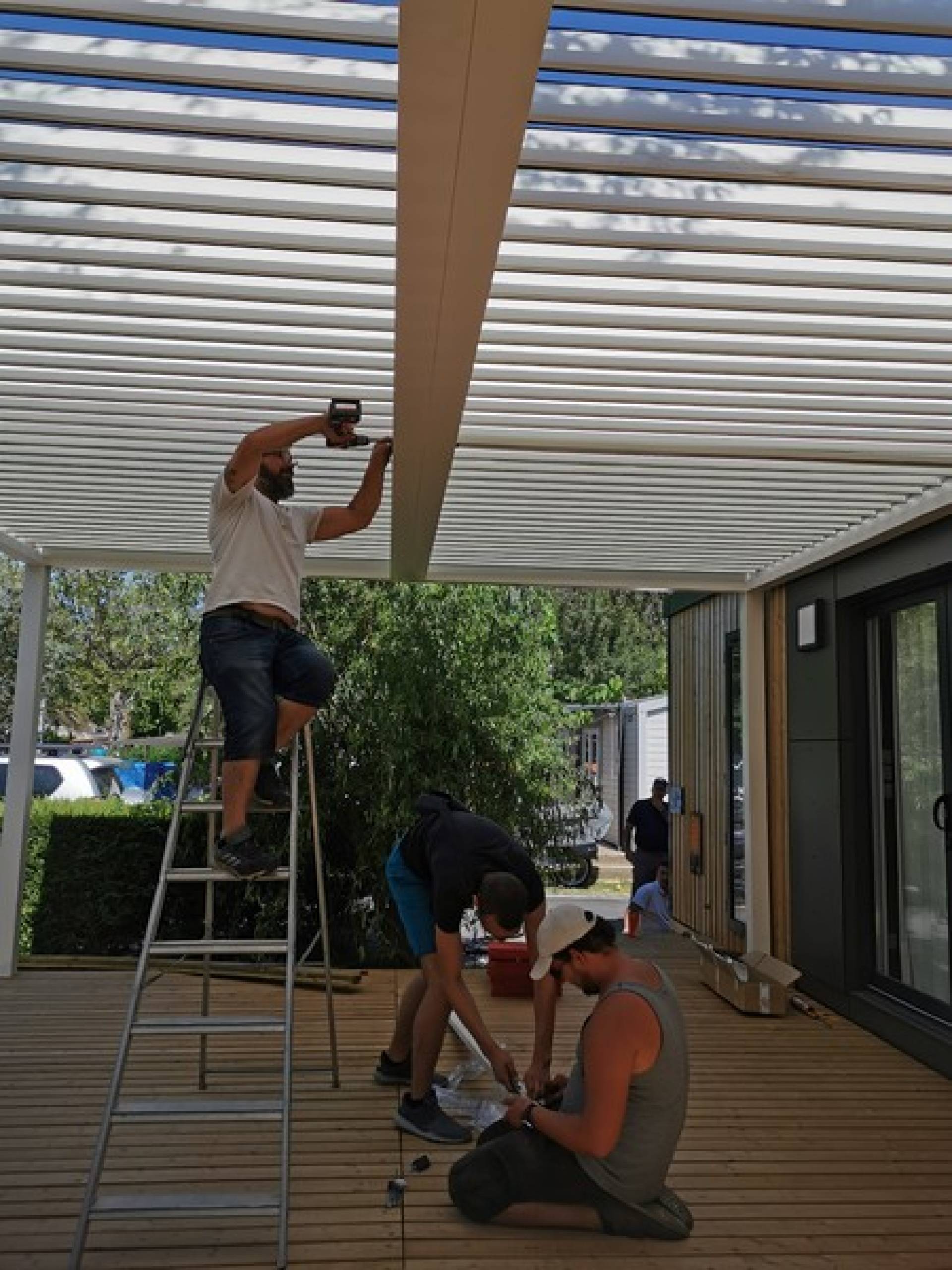 Installation de terrasse bois et pergola bioclimatique